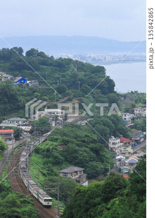 相模湾を背景に絶景の西湘地区を走る185系電車の特急踊り子号_2019/7/13撮影 135842865