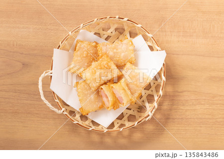 ベーコン チーズ フライ(餃子の皮) ベーコン チーズ フライ(餃子の皮) 135843486