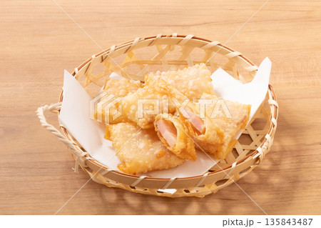 ベーコン チーズ フライ(餃子の皮) ベーコン チーズ フライ(餃子の皮) 135843487