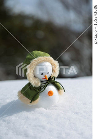 新雪と雪だるま 135843686