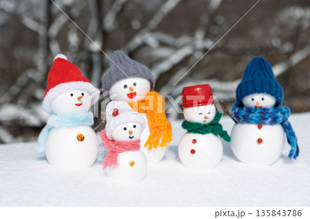 たくさんの雪だるまたち たくさんの雪だるまたち 135843786