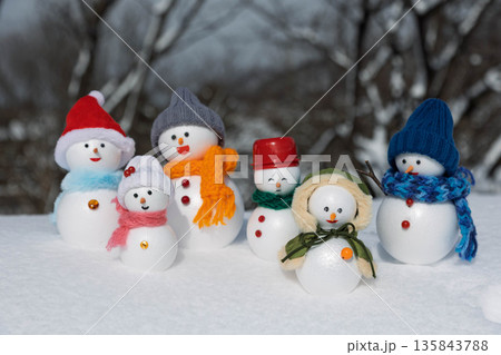 たくさんの雪だるまたち たくさんの雪だるまたち 135843788
