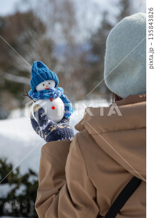 雪だるまを持つ 雪だるまを持つ 135843826