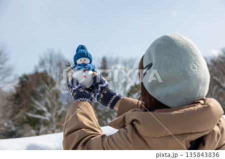 雪だるまを掲げる 135843836