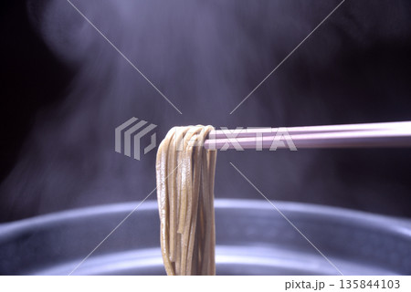 湯気の立ち昇る鍋で蕎麦を茹でる 湯気の立ち昇る鍋で蕎麦を茹でる 135844103