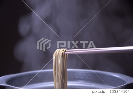 湯気の立ち昇る鍋で蕎麦を茹でる 湯気の立ち昇る鍋で蕎麦を茹でる 135844104