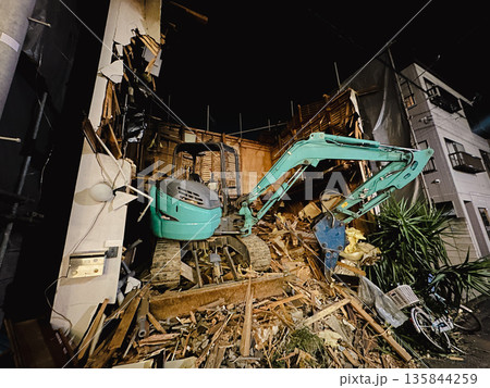 解体される住宅 135844259