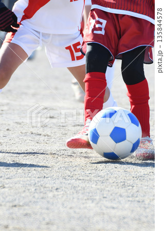 ドリブルするサッカー選手 135844578