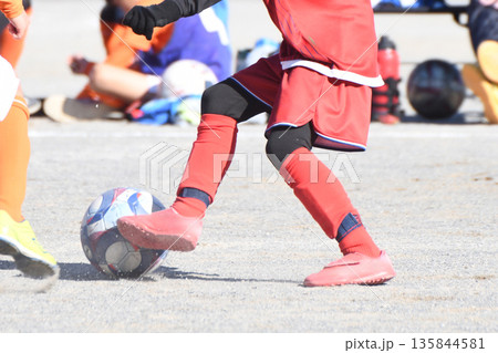ドリブルするサッカー選手 ドリブルするサッカー選手 135844581