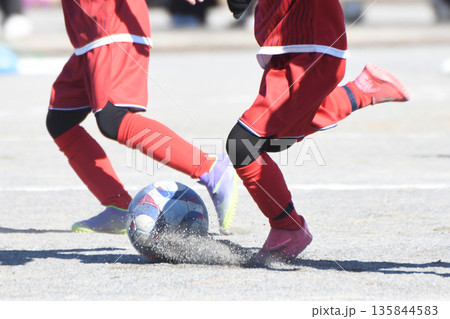 ドリブルするサッカー選手 ドリブルするサッカー選手 135844583