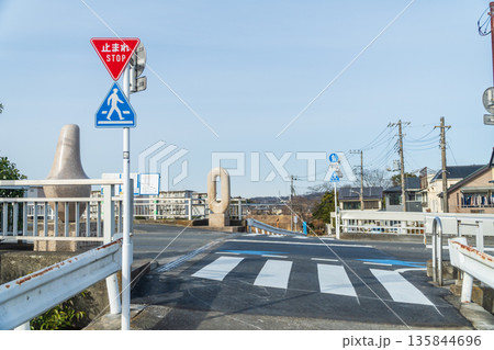 東京都の都市風景 綺麗になった郊外の横断歩道 東京都の都市風景 綺麗になった郊外の横断歩道 135844696