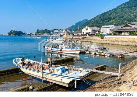 夏の陽射しを受けて漁船が停泊する鞆の浦 夏の陽射しを受けて漁船が停泊する鞆の浦 135844859