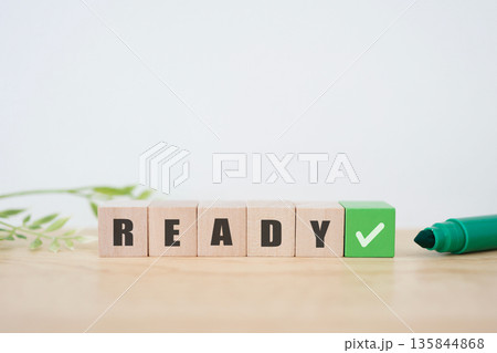 READYの文字とチェックマークの準備完了イメージ。 READYの文字とチェックマークの準備完了イメージ。 135844868