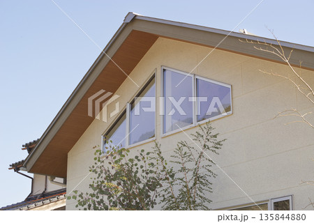 二階建ての新築住宅の外観 135844880