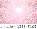 ピンクの花に囲まれたロマンチック背景 135845105