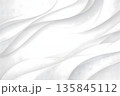ミニマルな白の抽象ウェーブ背景 135845112