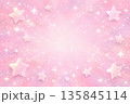 きらめく星が広がるピンクのファンタジー背景 135845114