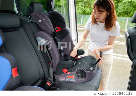 チャイルドシート設置する女性 妊婦 チャイルドシート設置する女性 妊婦 135845138