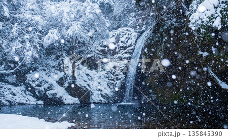 横谷峡（冬）：白滝 135845390