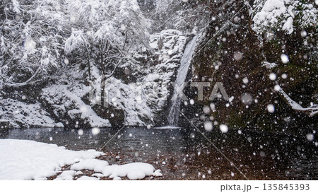 横谷峡（冬）：白滝 135845393