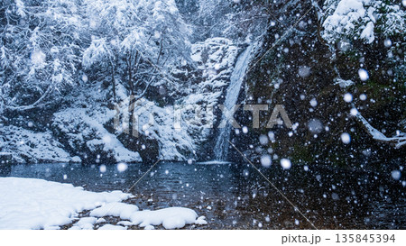 横谷峡（冬）：白滝 135845394
