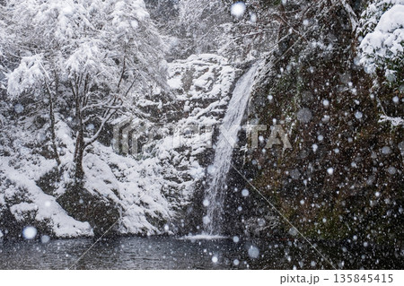 横谷峡（冬）：白滝 135845415