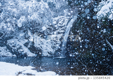 横谷峡（冬）：白滝 135845420