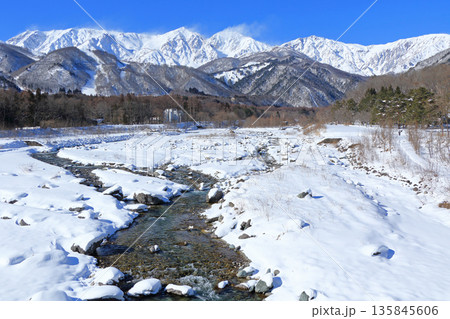 白馬大橋から望む冬の白馬三山 135845606