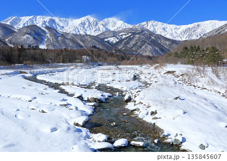 白馬大橋から望む冬の白馬三山 白馬大橋から望む冬の白馬三山 135845607