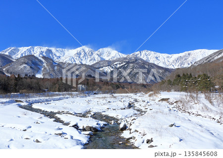白馬大橋から望む冬の白馬三山 135845608
