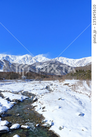 白馬大橋から望む冬の白馬三山 白馬大橋から望む冬の白馬三山 135845610