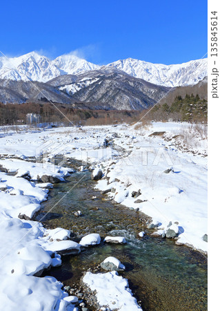 白馬大橋から望む冬の白馬三山 白馬大橋から望む冬の白馬三山 135845614