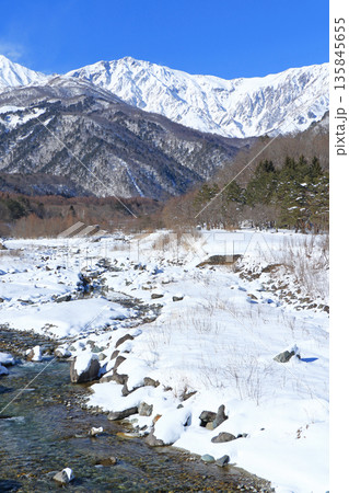 白馬大橋から望む冬の白馬岳 白馬大橋から望む冬の白馬岳 135845655