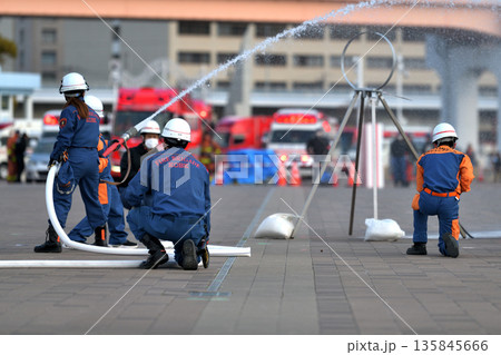神戸市　消防出初式　防災ジュニアチームの消防訓練風景 135845666