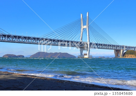 岩黒島の黒浜海岸から眺める瀬戸大橋内を走行する電車（瀬戸大橋線） 135845680