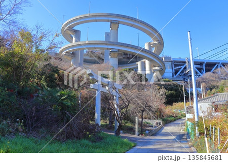 岩黒島内から眺める瀬戸大橋 岩黒島ICのループ橋（初田神社前） 135845681