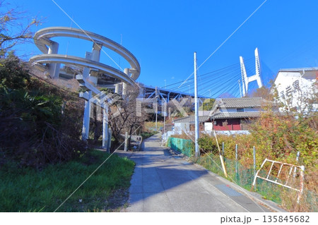 岩黒島内から眺める瀬戸大橋 岩黒島ICのループ橋と開拓時の共同井戸（香川県坂出市） 135845682