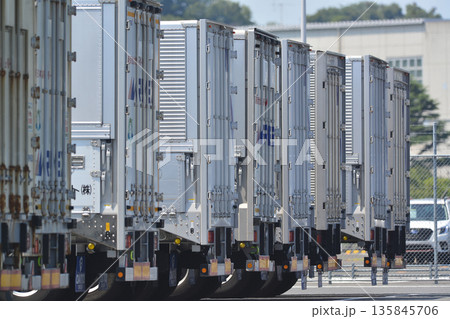 2023年8月20日、神奈川県横須賀市。フェリーターミナルの広大な駐車場に大型トレーラーが待機してい 135845706