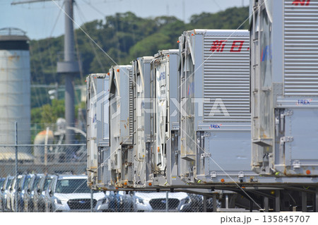 2023年8月20日、神奈川県横須賀市。フェリーターミナルの広大な駐車場に大型トレーラーが待機してい 135845707