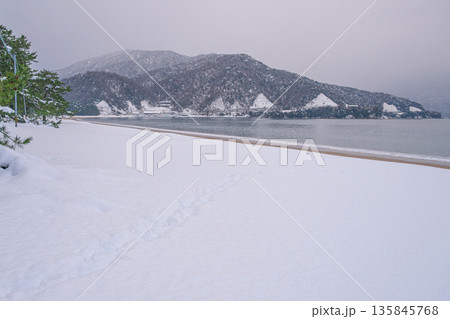 気比の松原 雪の浜辺 135845768