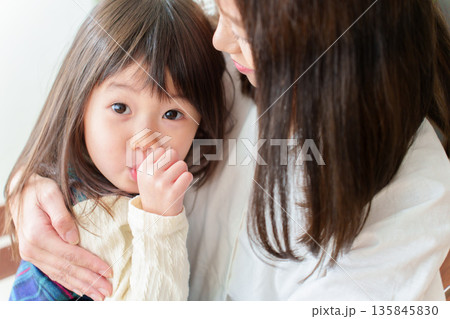 お母さんに甘える女の子 135845830