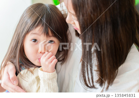 お母さんに甘える女の子 お母さんに甘える女の子 135845831