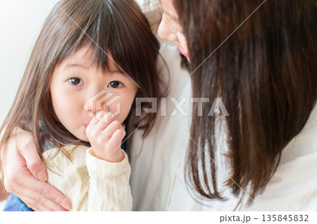 お母さんに甘える女の子 お母さんに甘える女の子 135845832