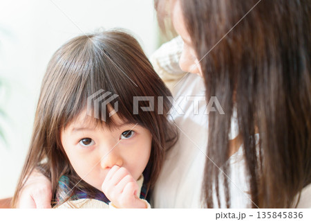 お母さんに甘える女の子 135845836