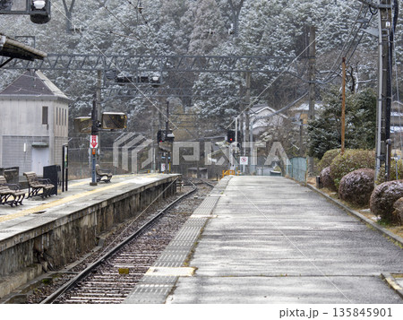 雪が降る駅構内の風景 135845901