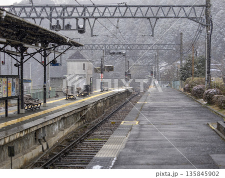 雪が降る駅構内の風景 135845902
