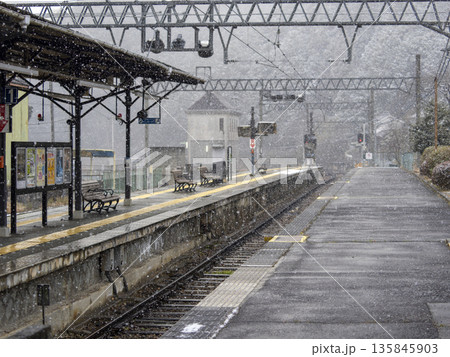 雪が降る駅構内の風景 135845903