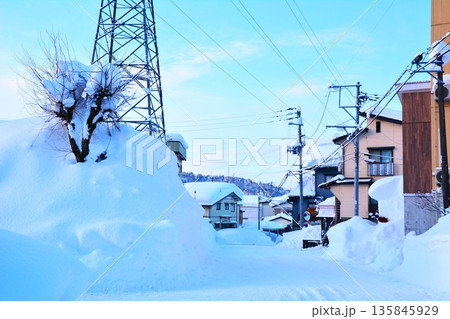 最強寒波襲来・雪国の豪雪の街中 135845929