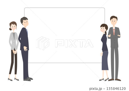 大きな白いボードを見ているスーツ姿の男女 135846120