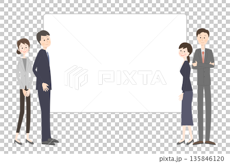 大きな白いボードを見ているスーツ姿の男女 135846120